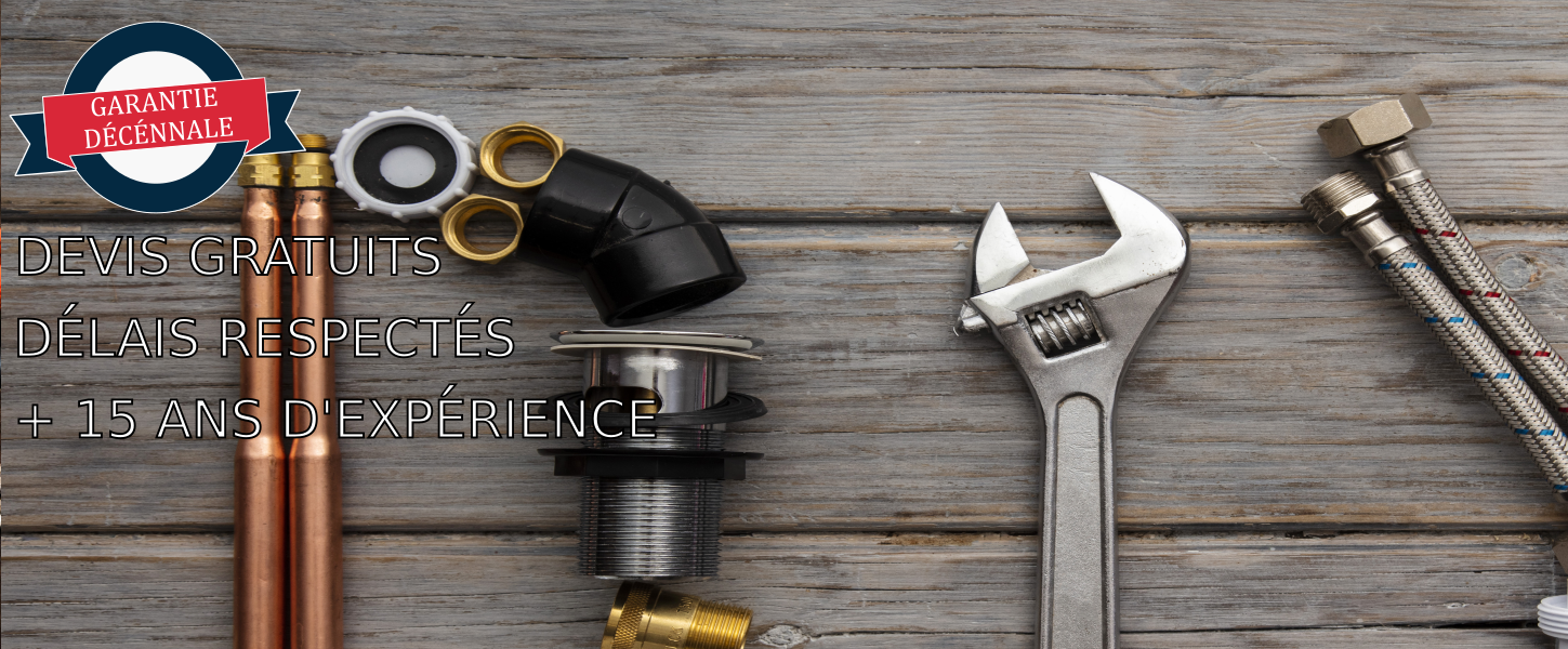 Plombier intervenant sur une installation de plomberie à Lorient