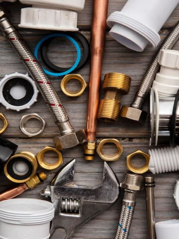 Installation de plomberie moderne avec robinetterie et évier à Lorient