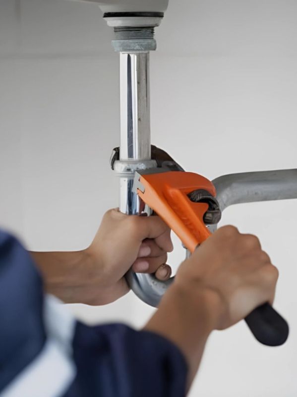 Plombier professionnel travaillant sur une installation de plomberie